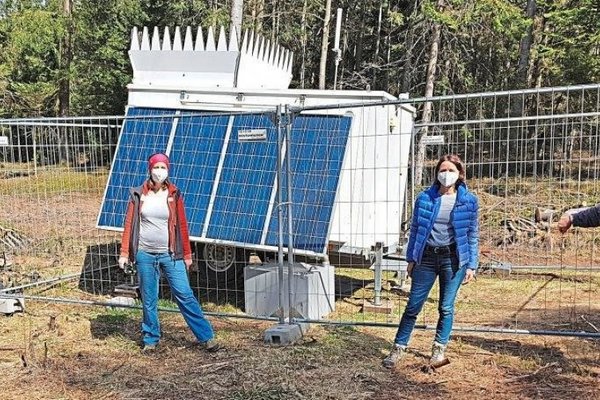 Ortstermin an der Windmessanlage am Ruhmannsberg: Eike Hallitzky (v.r.), Fraktionsvorsitzender und bis vor kurzem Landesvorsitzender der bayerischen Grünen, Kreisrätin Jutta Koller, stellvertretende Fraktionsvorsitzende Veronika Fischl und Brigitte Steidele, Kreisrätin und 3.Bürgermeisterin von Bad Füssing. -Foto: Koller