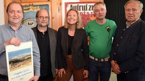 Den Wackersdorf-Kalender von 1987 präsentierte Paul Gross in Ortenburg. Neben ihm (v.l.) Eike Hallitzky, Sylvia Kotting-Uhl, Dirk Wildt, Hans Schuierer. − Foto: Schoyerer