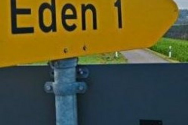 Im Ruhstorfer Ortsteil Eden ist ein Maststall für maximal 29900 Hähnchen geplant. Durchschnittlich 7,5 Mal im Jahr soll der Stall mit Küken bestückt werden. Der künftige Betreiber muss viele Auflagen erfüllen, vor allem in puncto Geruchsbelästigung. −Foto: Jörg Schlegel