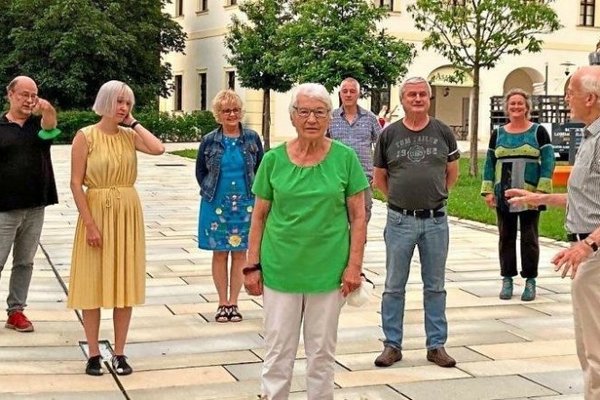 Die ehemaligen und aktuellen Kreisräte mit (vorne von links) Susanne Mayerhofer, Halo Saibold und dem ehemaligen Kreisrat Godehard Limmer, der das Präsent stellvertretend für den erkrankten Dr. Thomas Kreideweiß entgegen nahm. -Fotos: Grüne