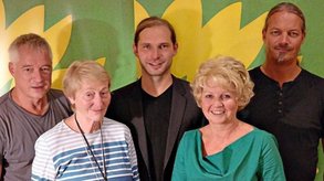 (v.l.) Dirk Wildt, Bezirkstagskandidat, Dr. Helgard Reichholf-Riehm, Toni Schuberl, Landtagskandidat, Brigitte Steidele, Bezirkstagskandidatin und Gemeinderätin, Frederic Sascha Müller, Bezirkstagskandidat. −Foto: Draa (v.l.) Dirk Wildt, Bezirkstagskandidat, Dr. Helgard Reichholf-Riehm, Toni Schuberl, Landtagskandidat, Brigitte Steidele, Bezirkstagskandidatin und Gemeinderätin, Frederic Sascha Müller, Bezirkstagskandidat. −Foto: Draa