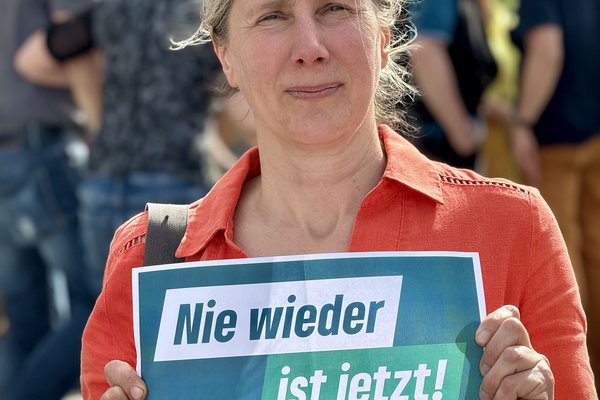 Sonja Kessler, Vorstand Landkreisgrüne. 14. April 2024: Demo für Demokratie und Vielfalt in Rotthalmünster | Foto: Claudia Woller