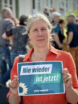 Sonja Kessler, Vorstand Landkreisgrüne. 14. April 2024: Demo für Demokratie und Vielfalt in Rotthalmünster | Foto: Claudia Woller Sonja Kessler, Vorstand Landkreisgrüne. 14. April 2024: Demo für Demokratie und Vielfalt in Rotthalmünster | Foto: Claudia Woller