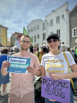 Stefan Winklhofer mit Kreisrätin Susanne Brandhuber. 14. April 2024: Demo für Demokratie und Vielfalt in Rotthalmünster | Foto: Claudia Woller Stefan Winklhofer mit Kreisrätin Susanne Brandhuber. 14. April 2024: Demo für Demokratie und Vielfalt in Rotthalmünster | Foto: Claudia Woller