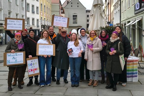 Kreisverband Passau-Land unterstützt pro familia Teilnehmer:innen und Unterstützer:innen der Tanzdemonstration, die pro familia am 14.Februar in der Passauer Fußgängerzone organisierte