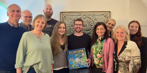 Neun Teams hatten teilgenommen, es gab zwei erste und zwei Dritte Plätze: Gewinner gab es nicht nur in Passau (Stadträtin Diana Niebrügge 3.v.l.) und im Landkreis, sondern auch in Hessen und Nordrhein-Westfalen | Foto: Claudia Woller Neun Teams hatten teilgenommen, es gab zwei erste und zwei Dritte Plätze: Gewinner gab es nicht nur in Passau (Stadträtin Diana Niebrügge 3.v.l.) und im Landkreis, sondern auch in Hessen und Nordrhein-Westfalen | Foto: Claudia Woller