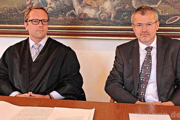 RA Thomas Tauer und Kreisvorsitzender Ulrich Swoboda vor Gericht